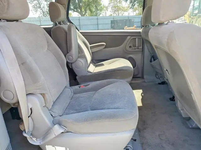 TOYOTA SIENNA 2004 photo 11