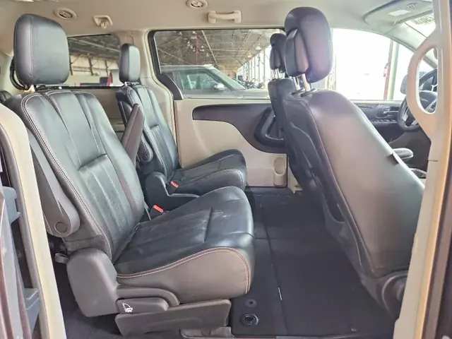 CHRYSLER TOWN & COUNTRY 2015 photo 11