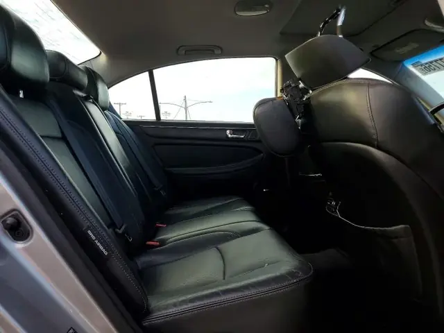 HYUNDAI GENESIS 2011 photo 10
