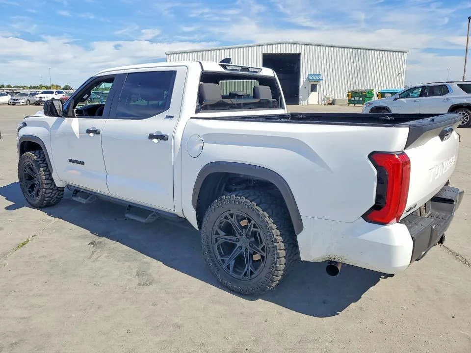 TOYOTA TUNDRA 2026 photo 2