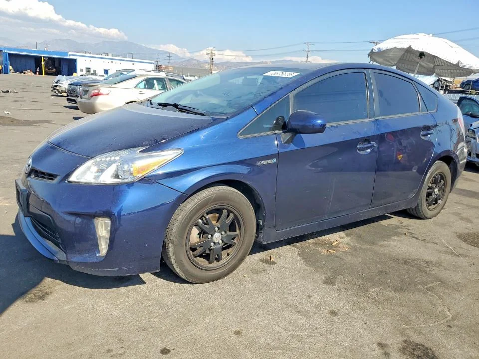 TOYOTA PRIUS 2012 — FRONT END